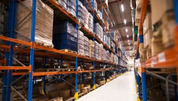 Stockage des Marchandises Informatiques sur des Racks et des Rayonnages