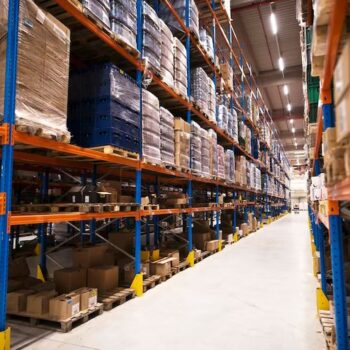 Stockage des Marchandises Informatiques sur des Racks et des Rayonnages